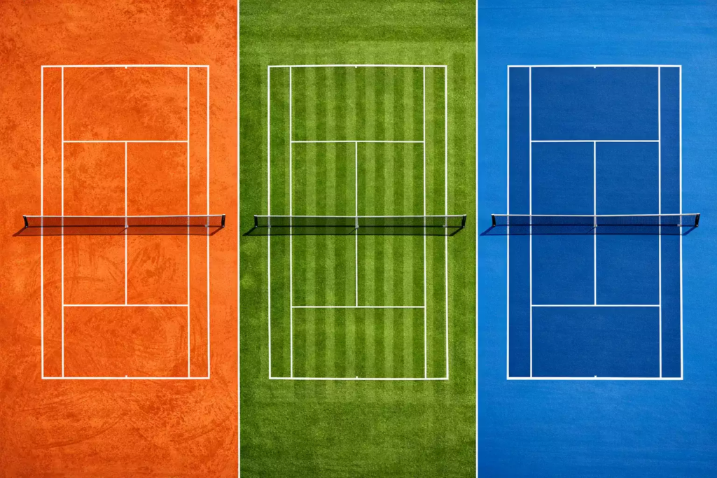 Tres tipos de pistas de tenis vistas desde arriba: tierra batida, hierba y pista dura