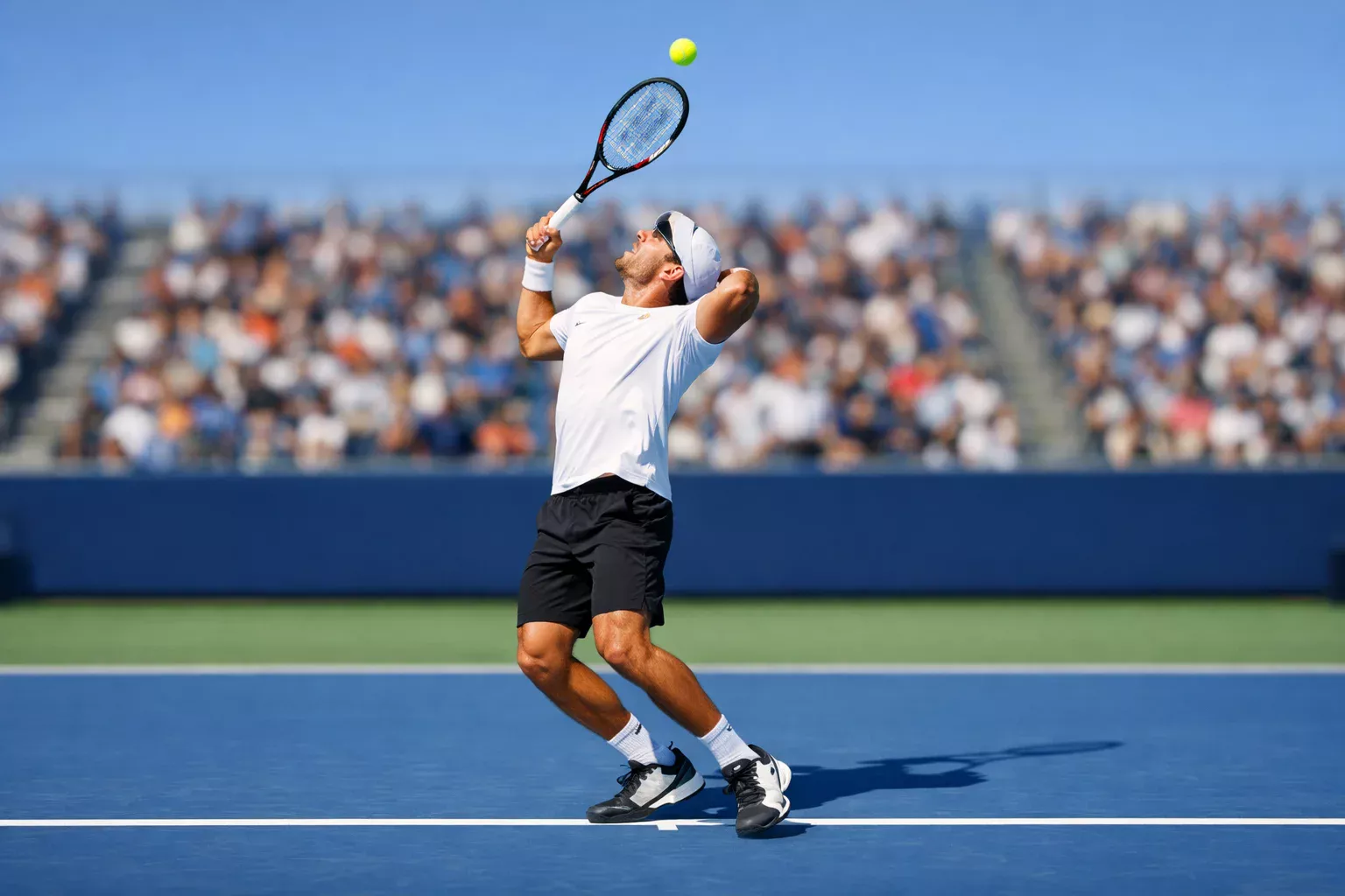 Tenista profesional ejecutando un potente servicio en pista dura