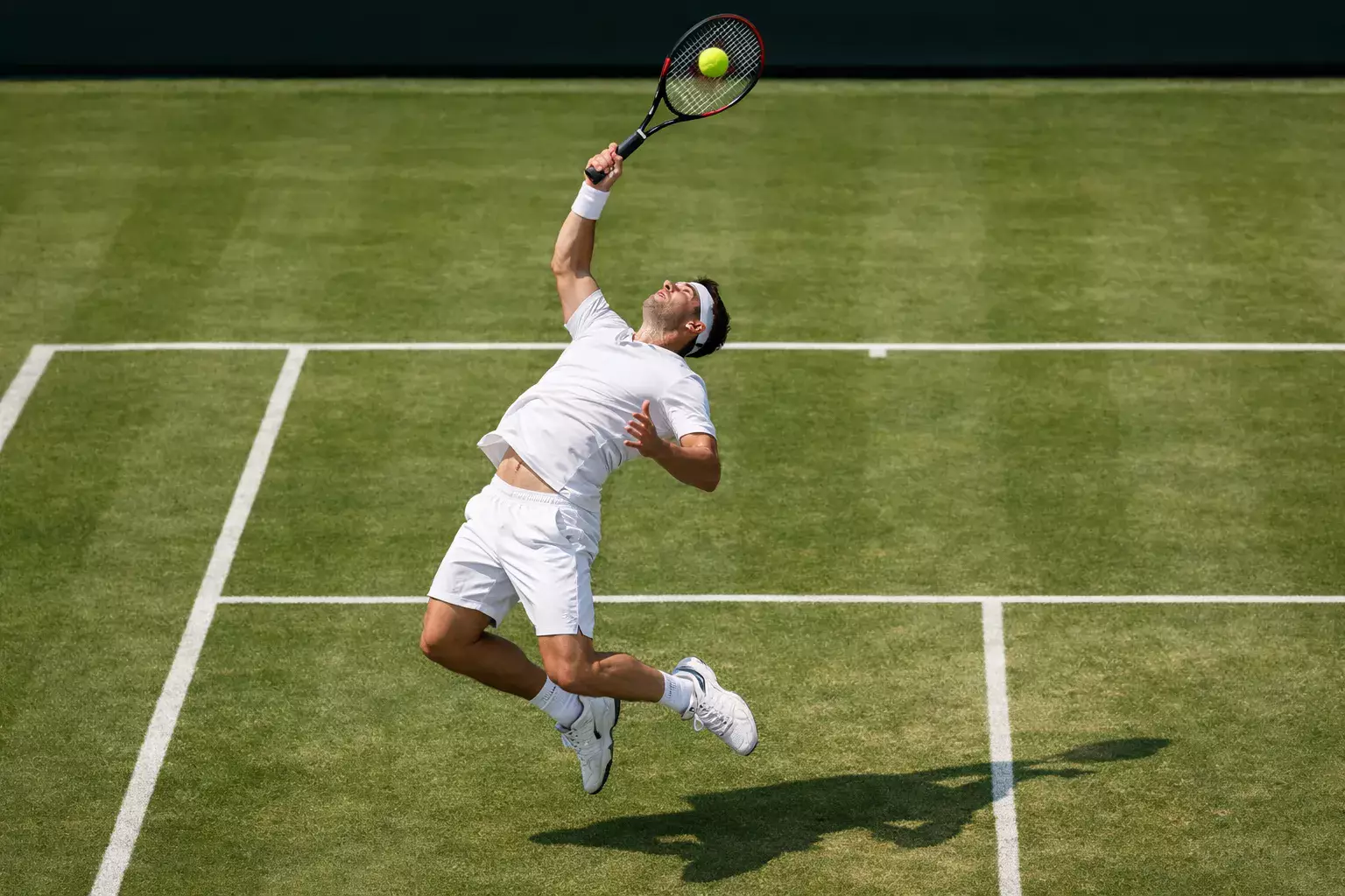 Tenista ejecutando un ace con servicio potente