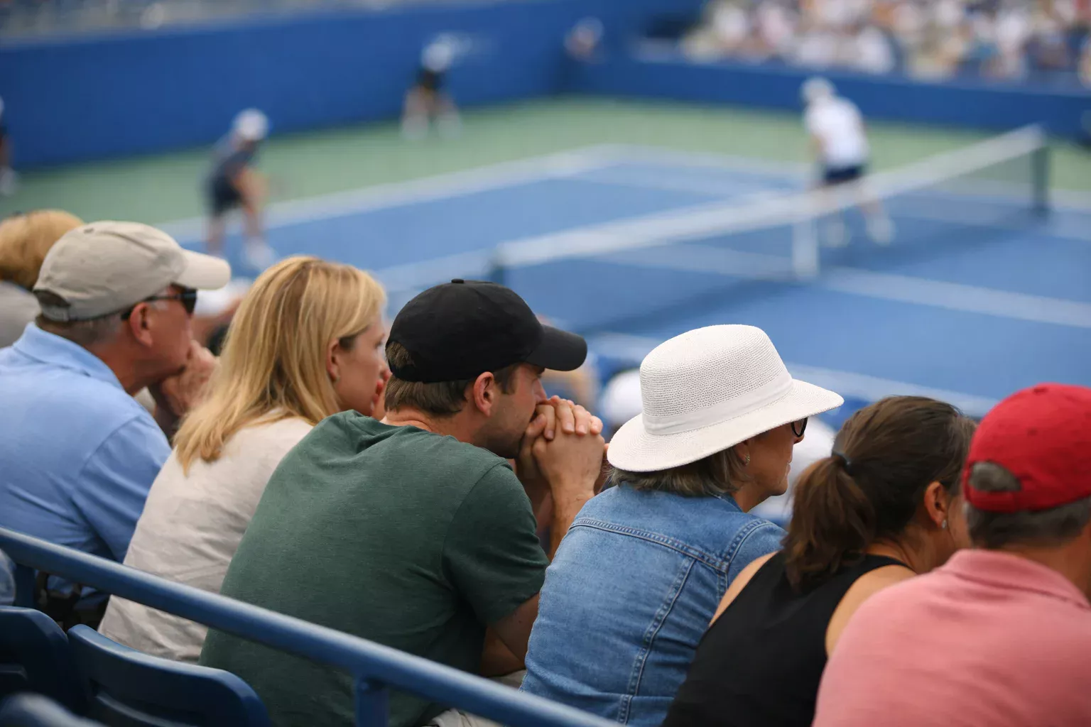 Público atento siguiendo un punto decisivo en torneo de tenis